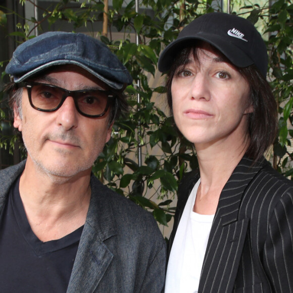 Ils semblent être plus heureux que jamais !
Exclusif - Yvan Attal et sa compagne Charlotte Gainsbourg - Célébrités aux Internationaux de France de Tennis de Roland Garros. © Bertrand Rindoff / Bestimage