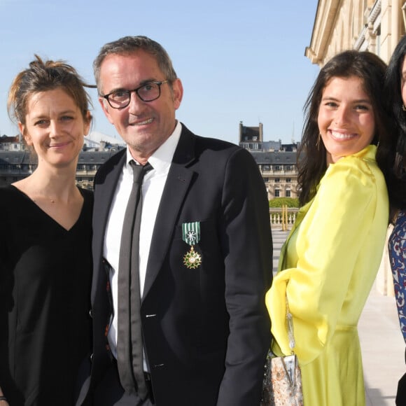 Info - Christophe Dechavanne grand-père pour la 2ème fois : Pauline, sa fille aînée a donné naissance à une petite Margot en août 2020 - Exclusif - No Tabloids - Christophe Dechavanne en famille avec ses filles Pauline et Ninon et son ex compagne Elena Foïs - Christophe Dechavanne reçoit le grade d'Officier des Arts et des Lettres au Ministère de la Culture à Paris le 15 mai 2019. © Coadic Guirec / Bestimage   No Web No Blog Belgique/Suisse