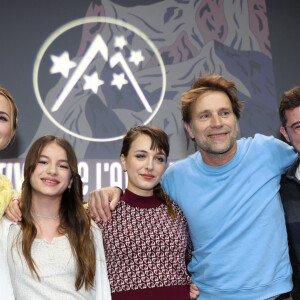 En montant sur la scène de la Grande Salle du Palais, Chloé Jouannet était entourée par ses soeurs Ysée et Mado mais aussi par son père, qui tient l'un des rôles principaux du film.
Chloé Jouannet, Mado Jouannet, Ysée Jouannet, Thomas Jouannet - Projection du court-métrage "Allez ma Fille" réalisé par Chloé Jouannet lors du 27éme Festival International du Film de Comédie de l'Alpe d'Huez, le 17 janvier 2024. © Dominique Jacovides / Bestimage