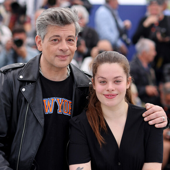 Tous charmés par la jolie jeune femme, les internautes ont rapidement remarqué la ressemblance frappante entre le père et sa fille.
Benjamin Biolay et sa fille Anna Biolay au photocall de "Rosalie" lors du 76ème Festival International du Film de Cannes, le 18 mai 2023. © Jacovides/Moreau/Bestimage 