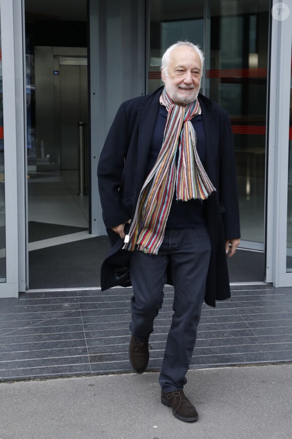 Exclusif - François Berléand à la sortie d'un enregistrement radio aux studios RTL à Neuilly-sur-Seine, France, le 21 mars 2023.