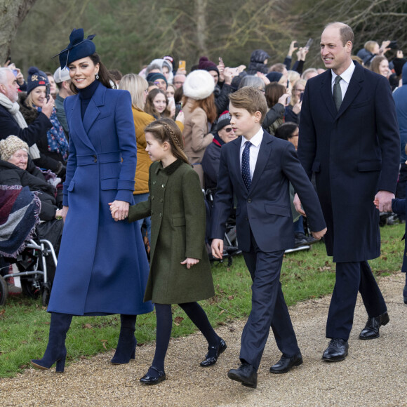 Le prince William, prince de Galles, et Catherine (Kate) Middleton, princesse de Galles, avec leurs enfants le prince George de Galles, la princesse Charlotte de Galles et le prince Louis de Galles - Les membres de la famille royale britannique lors de la messe du matin de Noël en l'église St-Mary Magdalene à Sandringham, le 25 décembre 2023.