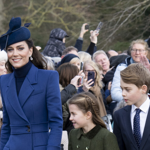 Selon "The Times", Kate Middleton s'est remise au travail depuis son lit d'hôpital
Catherine (Kate) Middleton, princesse de Galles, le prince George de Galles, la princesse Charlotte de Galles - Les membres de la famille royale britannique lors de la messe du matin de Noël en l'église St-Mary Magdalene à Sandringham, le 25 décembre 2023.
