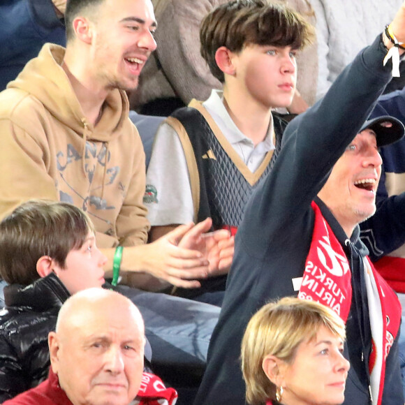 Père et fils se sont rendus au match de l'équipe de basket de l'AS Monaco
 
Gad Elmaleh et son fils Raphaël Elmaleh dans les tribunes lors du match de basketball d'Euroleague opposant l'AS Monaco au Real Madrid (98-74) dans la salle Gaston Médecin à Monaco, le 19 janvier 2024. © Cyril Dodergny/Nice Matin/Bestimage