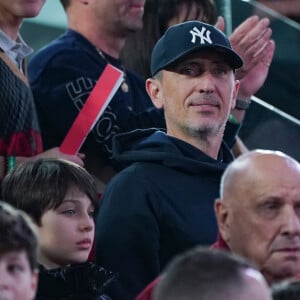 Casquette sur la tête, sweat à capuches et lunettes, Gad Elmaleh a donné de la voix pour ce match
 
Gad Elmaleh et son fils Raphaël Elmaleh dans les tribunes lors du match de basketball d'Euroleague opposant l'AS Monaco au Real Madrid (98-74) à Monaco, le 19 janvier 2024. © Norbert Scanella/Panoramic/Bestimage