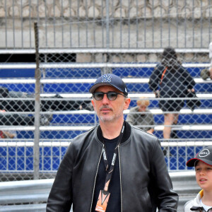 Gad Elmaleh et son fils Raphaël durant le 6eme Monaco E-Prix à Monaco, le 6 mai 2023. Nick Cassidy (Envision Racing) s’est imposé à Monaco devant le Néo-Zélandais Mitch Evans (Jaguar TCS Racing), arrivé second, et le Britannique Jake Dennis (Avalanche Andretti), 3eme. Nick Cassidy prend la tête du championnat. Le championnat de Formule E est une compétition automobile, organisée par la FIA, mettant en scène uniquement des monoplaces 100% électriques. Le premier E Grand Prix a eu lieu à Pekin en septembre 2014. © Bruno Bebert/Bestimage