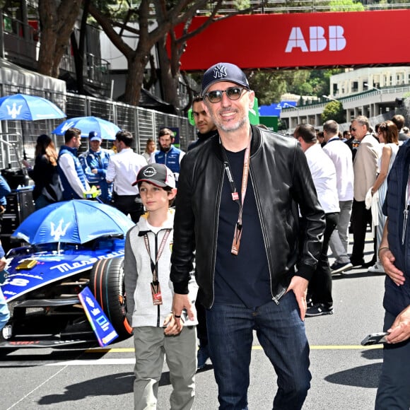 Gad Elmaleh et son fils Raphaël durant le 6eme Monaco E-Prix à Monaco, le 6 mai 2023. Nick Cassidy (Envision Racing) s’est imposé à Monaco devant le Néo-Zélandais Mitch Evans (Jaguar TCS Racing), arrivé second, et le Britannique Jake Dennis (Avalanche Andretti), 3eme. Nick Cassidy prend la tête du championnat. Le championnat de Formule E est une compétition automobile, organisée par la FIA, mettant en scène uniquement des monoplaces 100% électriques. Le premier E Grand Prix a eu lieu à Pekin en septembre 2014. © Bruno Bebert/Bestimage