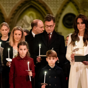 Le prince William de Galles, Kate Catherine Middleton, princesse de Galles et leurs enfants, le prince George, la princesse Charlotte et le prince Louis lors du traditionnel concert de Noël "Together At Christmas" en l'abbaye de Westminster à Londres. Le 8 décembre 2023 