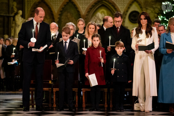 Le prince William de Galles, Kate Catherine Middleton, princesse de Galles et leurs enfants, le prince George, la princesse Charlotte et le prince Louis lors du traditionnel concert de Noël "Together At Christmas" en l'abbaye de Westminster à Londres. Le 8 décembre 2023 