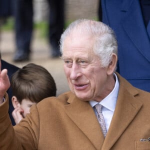 Un alitement serait même préconisé pour que le rétablissement se fasse plus rapidement
Le roi Charles III d'Angleterre - Les membres de la famille royale britannique lors de la messe du matin de Noël en l'église St-Mary Magdalene à Sandringham, le 25 décembre 2023.