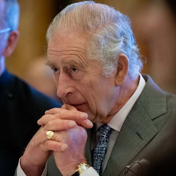 Une hypertrophie de la prostate a été diagnostiquée chez le roi Charles III
Le roi Charles III d'Angleterre, organise un rassemblement de jeunes chefs religieux et communautaires britanniques au palais de Buckingham, à Londres, pour discuter des défis auxquels leurs communautés sont confrontées et des moyens par lesquels une plus grande cohésion et une plus grande fraternité peuvent être favorisées entre elles.