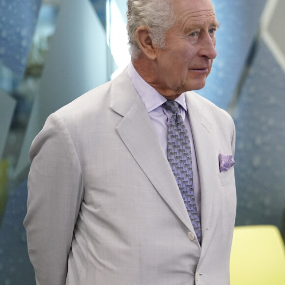 Le roi Charles III d'Angleterre, rencontre des étudiants sur le campus de Dubaï de l'Université Heriot-Watt, en présence de D.Cameron, Secrétaire d'Etat des Affaires étrangères, en marge de la Cop28, le 30 novembre 2023. 