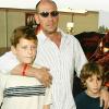 Miguel Ferrer (photo : en 2004 avec ses fils) est poursuivi par la National City Bank, qui lui réclame 142 000 dollars