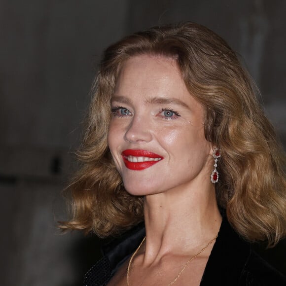  Si Giorgio Armani est connu pour vêtir les plus grandes stars hollywoodiennes au moment de la cérémonie des Oscars, son défilé Armani Privé a pris place ce mardi 23 janvier au même moment que l'annonce des nominations à la prestigieuse cérémonie. 
Natalia Vodianova - Arrivées au défilé Giorgio Armani Privé Haute Couture printemps/été 2024 (PFW) au Palais de Tokyo à Paris le 23 janvier 2024. © Denis Guignebourg / Bestimage