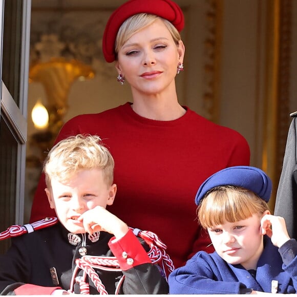 Elle a joliment assorti son look à celui de sa fille Gabriella comme elle le fait parfois
La princesse Charlène de Monaco, Le prince Jacques de Monaco, marquis des Baux, La princesse Gabriella de Monaco, comtesse de Carladès, - La famille princière de Monaco au balcon du palais, à l'occasion de la Fête Nationale de Monaco. Le 19 novembre 2023 © Dominique Jacovides-Bruno Bebert / Bestimage