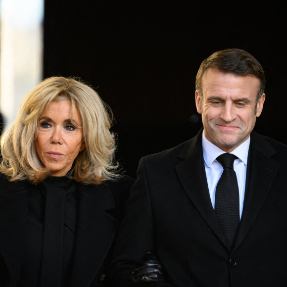 "L'heure pour lui n'a pas d'importance. S'il a un sujet à traiter, il le traite", indique-t-elle à propos de son mari
 
Emmanuel Macron, président de la Republique et sa femme la Première Dame Brigitte Macron - Hommage national à M. Jacques Delors, dans la cour d'honneur de l'Hôtel national des Invalides à Paris, France, le 5 janvier 2024. © Eric Tschaen/Pool/Bestimage