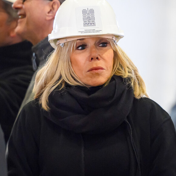 Le président de la République française et sa femme la Première Dame Brigitte Macron visitent la nef et le chœur de la Cathédrale Notre-Dame de Paris, France, le 8 décembre 2023. © Eric Tschaen/Pool/Bestimage