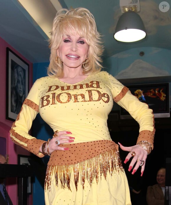 Dolly Parton inaugure sa nouvelle boutique, Trinkets and Treasures, à Nashville, Tennessee, le 12 mars 2010 !