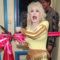 La légende Dolly Parton et ses amis travestis vous offrent... une belle leçon de kitsch !