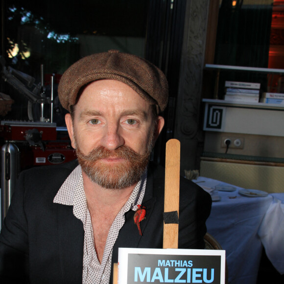 Mathias Malzieu et son livre Le guerrier de porcelaine lors de la soirée de l'été littéraire et musical aux Deux Magots à Paris le 27 juin 2022. © Philippe Baldini / Bestimage 