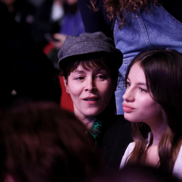"Allez ma fille" a finalement reçu le prix du court-métrage, ex-aequo avec l'un de ses concurrents.
Exclusif - Armelle Deutsch et sa fille Ysée Jouannet - Projection du court-métrage "Allez ma Fille" réalisé par Chloé Jouannet lors du 27e Festival International du Film de Comédie de l'Alpe d'Huez, le 17 janvier 2024. © Dominique Jacovides / Bestimage
