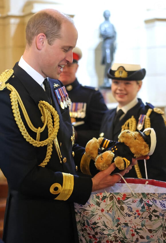 Le prince William de Galles assiste aux divisions du Lord High Admiral au Britannia Royal Naval College à Dartmouth, pour assister à un défilé de 202 cadets de la Royal Navy avec des élèves-officiers internationaux d'Oman, du Koweït, du Bangladesh et de Trinité-et-Tobago, au Royaume Uni, le jeudi 14 décembre 2023. 