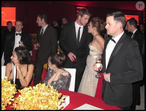 Miley Cyrus et Liam Hemsworth entourés de Nicole Richie et Joel Madden, à l'occasion de la grande soirée donnée par Elton John après la cérémonie des Oscars, à West Hollywood, Los Angeles, le 7 mars 2010.