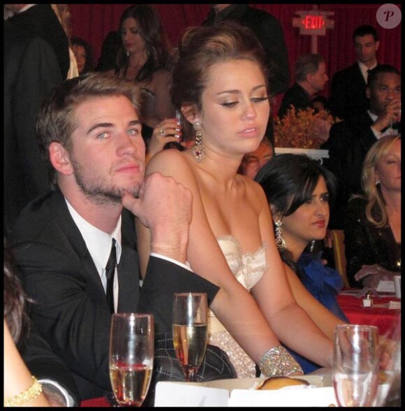 Miley Cyrus et Liam Hemsworth, à l'occasion de la grande soirée donnée par Elton John après la cérémonie des Oscars, à West Hollywood, Los Angeles, le 7 mars 2010.