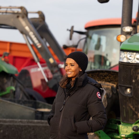 Karine Le Marchand soutient les agriculteurs sur le barrage de l'Autoroute A4 à hauteur de Jossigny en Seine et Marne le 29 Janvier 2024. Comme elle l'avait annoncé la semaine dernière, l'animatrice de l'émission "L'amour est dans le pré", Karine Le Marchand, a amené près de 200 croissants aux agriculteurs sur un barrage sur l'autoroute A4. © Jeremy Melloul - Pierre Perusseau / Bestimage