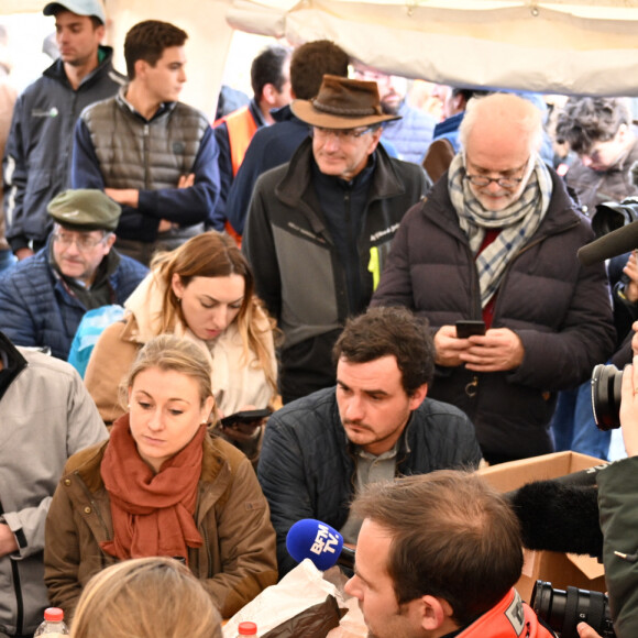 Comme elle l'avait annoncé la semaine dernière, l'animatrice de l'émission "L'amour est dans le pré", Karine Le Marchand, a amené près de 200 croissants aux agriculteurs sur un barrage sur l'autoroute A4 aux portes de Paris, pour leur affirmer son soutien. Le 29 janvier 2024 © Pierre Perusseau - Jeremy Melloul / Bestimage