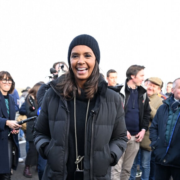 Comme elle l'avait annoncé la semaine dernière, l'animatrice de l'émission "L'amour est dans le pré", Karine Le Marchand, a amené près de 200 croissants aux agriculteurs sur un barrage sur l'autoroute A4 aux portes de Paris, pour leur affirmer son soutien. Le 29 janvier 2024 © Pierre Perusseau - Jeremy Melloul / Bestimage