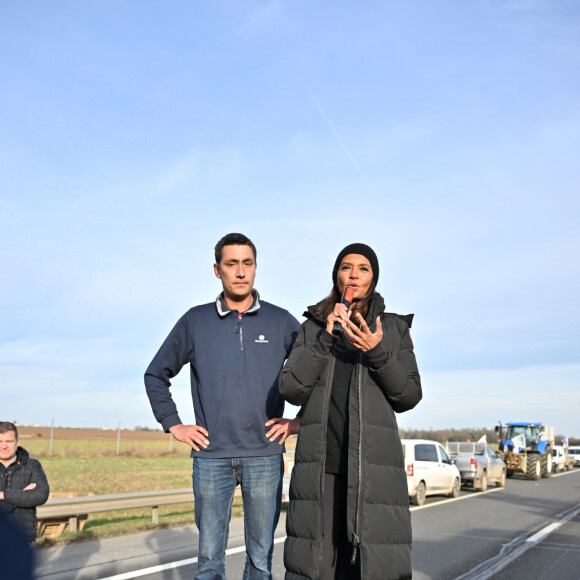 Comme elle l'avait annoncé la semaine dernière, l'animatrice de l'émission "L'amour est dans le pré", Karine Le Marchand, a amené près de 200 croissants aux agriculteurs sur un barrage sur l'autoroute A4 aux portes de Paris, pour leur affirmer son soutien. Le 29 janvier 2024 © Pierre Perusseau - Jeremy Melloul / Bestimage