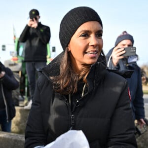 Comme elle l'avait annoncé la semaine dernière, l'animatrice de l'émission "L'amour est dans le pré", Karine Le Marchand, a amené près de 200 croissants aux agriculteurs sur un barrage sur l'autoroute A4 aux portes de Paris, pour leur affirmer son soutien. Le 29 janvier 2024 © Pierre Perusseau - Jeremy Melloul / Bestimage