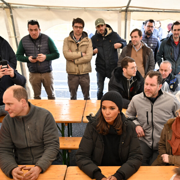 Comme elle l'avait annoncé la semaine dernière, l'animatrice de l'émission "L'amour est dans le pré", Karine Le Marchand, a amené près de 200 croissants aux agriculteurs sur un barrage sur l'autoroute A4 aux portes de Paris, pour leur affirmer son soutien. Le 29 janvier 2024 © Pierre Perusseau - Jeremy Melloul / Bestimage