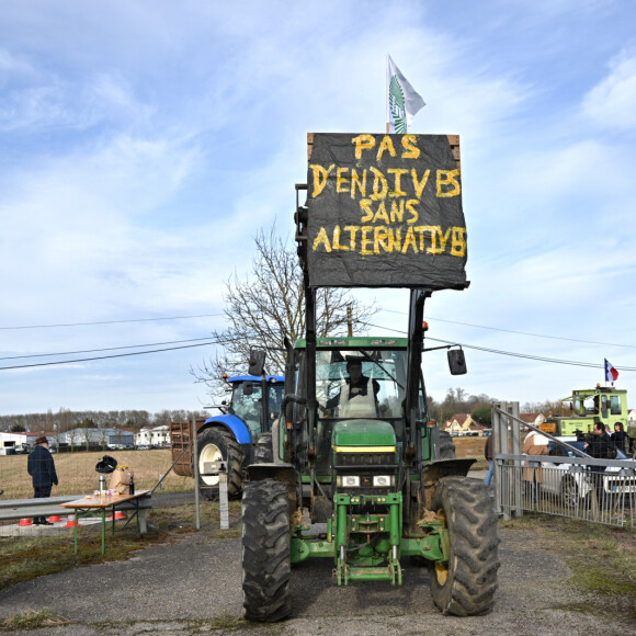 Illustration des tracteurs bloquant l'autoroute - Comme elle l'avait annoncé la semaine dernière, l'animatrice de l'émission "L'amour est dans le pré", Karine Le Marchand, a amené près de 200 croissants aux agriculteurs sur un barrage sur l'autoroute A4 aux portes de Paris, pour leur affirmer son soutien. Le 29 janvier 2024 © Pierre Perusseau - Jeremy Melloul / Bestimage 