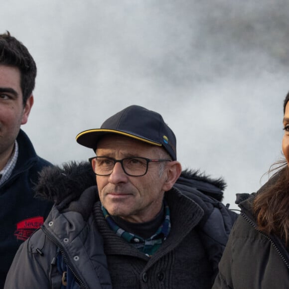 Karine Le Marchand soutient les agriculteurs sur le barrage de l'Autoroute A4 à hauteur de Jossigny en Seine et Marne le 29 Janvier 2024. Comme elle l'avait annoncé la semaine dernière, l'animatrice de l'émission "L'amour est dans le pré", Karine Le Marchand, a amené près de 200 croissants aux agriculteurs sur un barrage sur l'autoroute A4. © Jeremy Melloul - Pierre Perusseau / Bestimage