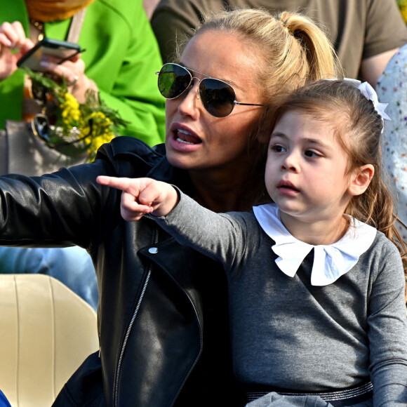 Adriana Karembeu Ohanian et sa fille Nina durant la première bataille de fleurs du Carnaval de Nice 2022, Roi des Animaux, place Masséna à Nice, le 13 février 2022. © Bruno Bebert/Bestimage