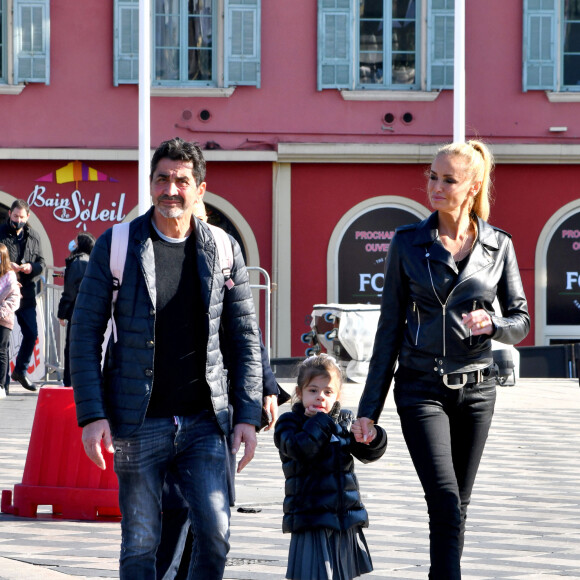 Adriana Karembeu Ohanian, son mari Aram et leur fille Nina durant la première bataille de fleurs du Carnaval de Nice 2022, Roi des Animaux, place Masséna à Nice, le 13 février 2022.  © Bruno Bebert/Bestimage