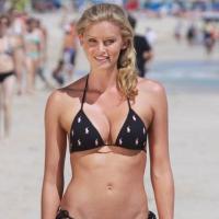 La superbe Kelly Landry, la Victoria Silvstedt américaine... expose son corps de rêve en bikini !