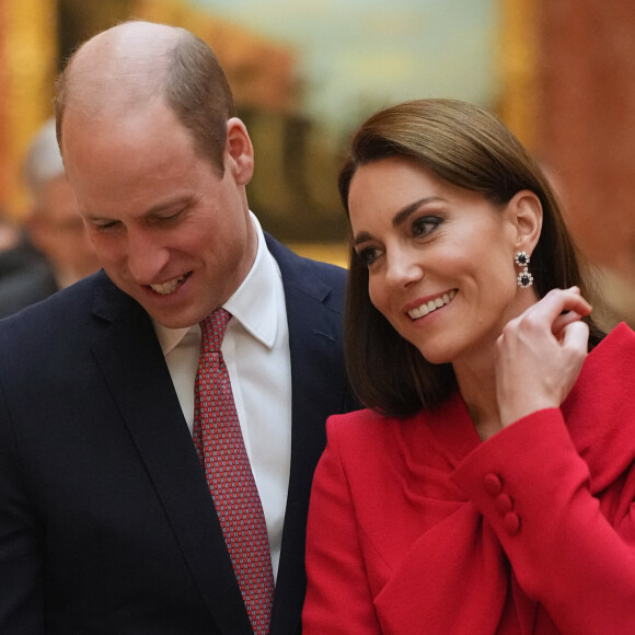 Kate Middleton s'installe dans l'Adelaide Cottage pour sa convalescence.
Le prince William, prince de Galles, et Catherine (Kate) Middleton, princesse de Galles, avec Choo Kyungho, vice-premier ministre coréen et Park Jin, ministre coréen des Affaires étrangères.