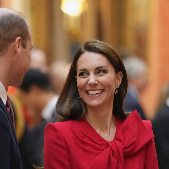 Le prince William, prince de Galles, et Catherine (Kate) Middleton, princesse de Galles, avec Choo Kyungho, vice-premier ministre coréen et Park Jin, ministre coréen des Affaires étrangères, regardent une exposition spéciale d'objets de la collection royale relative à la République de Corée dans la galerie de photos du palais de Buckingham à Londres, Royaume Uni, le 21 novembre 2023. 