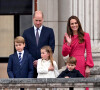 Pour le bien être de leurs enfants. 
Le prince William, duc de Cambridge, Catherine Kate Middleton, duchesse de Cambridge et leurs enfants le prince George, la princesse Charlotte et le prince Louis - La famille royale regarde la grande parade qui clôture les festivités du jubilé de platine de la reine à Londres le 5 juin 2022. 