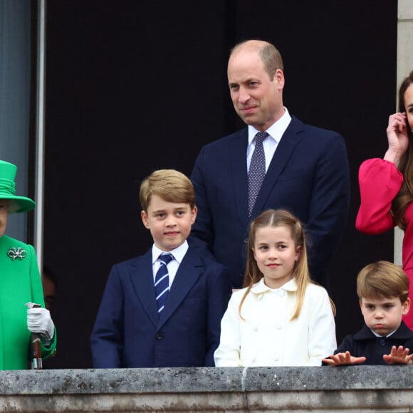 La reine Elisabeth II, le prince William, duc de Cambridge, Kate Catherine Middleton, duchesse de Cambridge, et leurs enfants le prince George, la princesse Charlotte et le prince Louis - La famille royale d'Angleterre au balcon du palais de Buckingham, à l'occasion du jubilé de la reine d'Angleterre. Le 5 juin 2022 