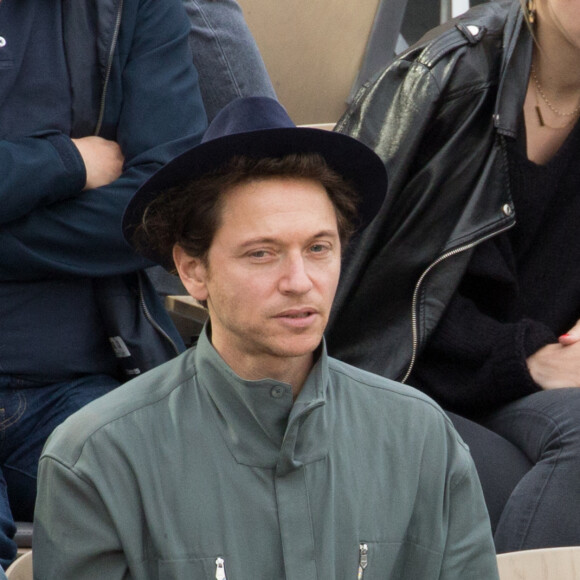 Mélanie Thierry et son compagnon le chanteur Raphael en tribunes lors des Internationaux de France de tennis de Roland Garros à Paris, France, le 26 mai 2022.