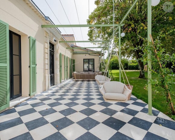 Petit extérieur avec une superbe verrière verte.
Cindy Poumeryol, ex-star de "Koh-Lanta", partage la rénovation de sa superbe maison à Bordeaux.