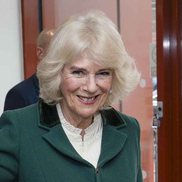 Plus récemment, lors de la tournée royale de Charles et Camilla au Kenya, la reine a ainsi voyagé pour la première fois avec son propre médecin
Camilla Parker Bowles, Reine Consort D'Angleterre, visite le centre communautaire Meadows à Cambridge, Royaume Uni, le 2 février 2024. 
