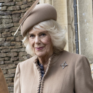 Ainsi le roi et la reine consort ont voyagé avec deux médecins selon le tabloïd HELLO !.
Camilla Parker Bowles, reine consort d'Angleterre - Les membres de la famille royale britannique lors de la messe du matin de Noël en l'église St-Mary Magdalene à Sandringham