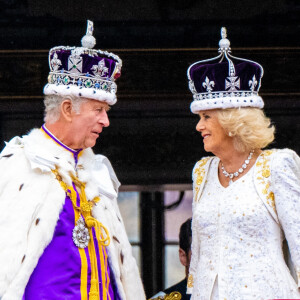 Tenant à prendre soin de sa santé et de celle de son épouse Camilla Parker Bowles, le roi Charles III a réquisitionné deux médecins royaux lors de leur récent voyage au Kenya
Le roi Charles III d'Angleterre et Camilla Parker Bowles, reine consort d'Angleterre - La famille royale britannique salue la foule sur le balcon du palais de Buckingham lors de la cérémonie de couronnement du roi d'Angleterre à Londres