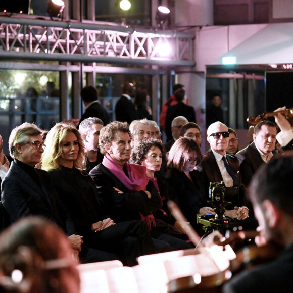 Philippe Douste-Blazy, Adriana Karembeu et Jack Lang, président de l'Institut du Monde Arabe, Jean-Claude Jitrois, Hassen Chalghoumi lors du concert unique de O.Harfouch et son orchestre pour la paix à l'Institut du Monde Arabe à Paris le 3 février 2024. © Rachid Bellak / Bestimage 