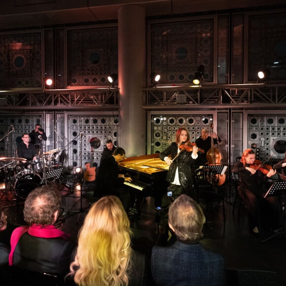 La violoniste Anna Bondarenko - Concert unique de Omar Harfouch et son orchestre pour la paix à l'Institut du Monde Arabe à Paris le 3 février 2024. © Tiziano Da Silva / Bestimage  A one-off concert by Omar Harfouch and his Orchestra for Peace at the Institut du Monde Arabe in Paris on 3 February 2024. 